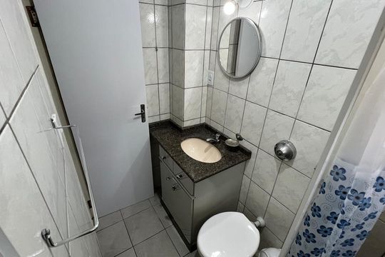 Banheiro de apartamento para alugar com 2 quartos, 44m² em Pantanal, Florianópolis