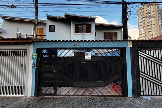 Fachada de casa à venda com 2 quartos, 108m² em Santa Terezinha, Santo André