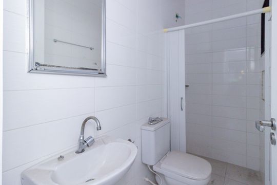 Banheiro de casa de condomínio para alugar com 2 quartos, 50m² em Vila Picinin, São Paulo