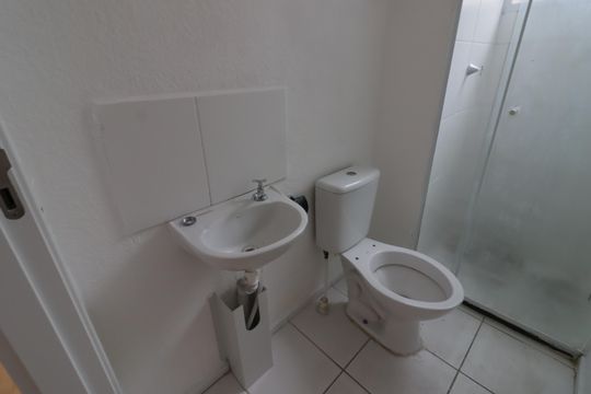 Banheiro de apartamento para alugar com 2 quartos, 40m² em Jardim do Lago, Osasco