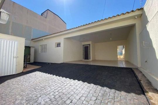 Casa para alugar com 4 quartos, 240m² em Santa Mônica, Uberlândia