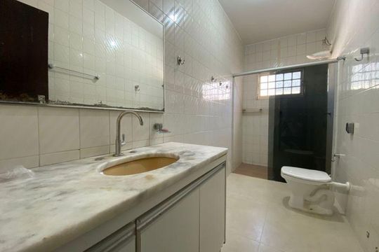 Casa para alugar com 4 quartos, 240m² em Santa Mônica, Uberlândia