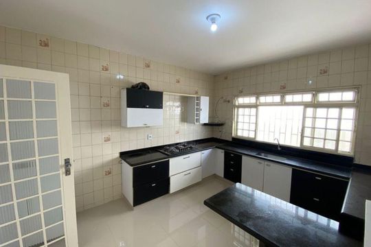Cozinha de casa para alugar com 4 quartos, 240m² em Santa Mônica, Uberlândia