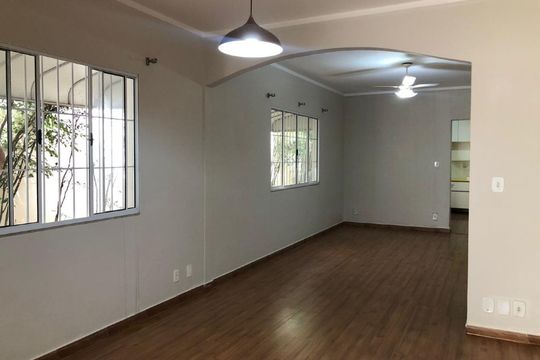 Casa para alugar com 3 quartos, 270m² em Santa Mônica, Uberlândia