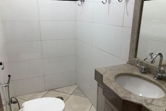 Banheiro de casa para alugar com 3 quartos, 270m² em Santa Mônica, Uberlândia