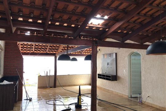 Casa para alugar com 3 quartos, 270m² em Santa Mônica, Uberlândia