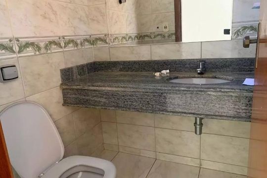 Banheiro de casa para alugar com 5 quartos, 220m² em Santa Mônica, Uberlândia