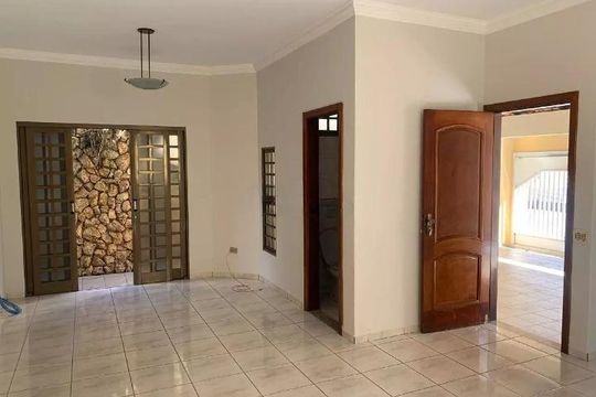 Casa para alugar com 5 quartos, 220m² em Santa Mônica, Uberlândia