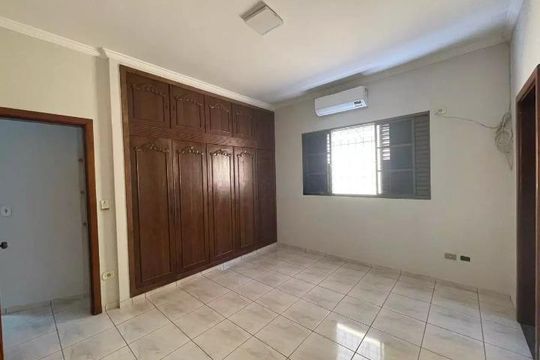 Quarto 2 de casa para alugar com 5 quartos, 220m² em Santa Mônica, Uberlândia