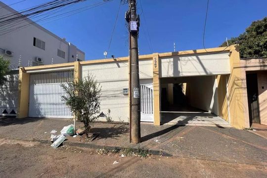 Casa para alugar com 5 quartos, 220m² em Santa Mônica, Uberlândia