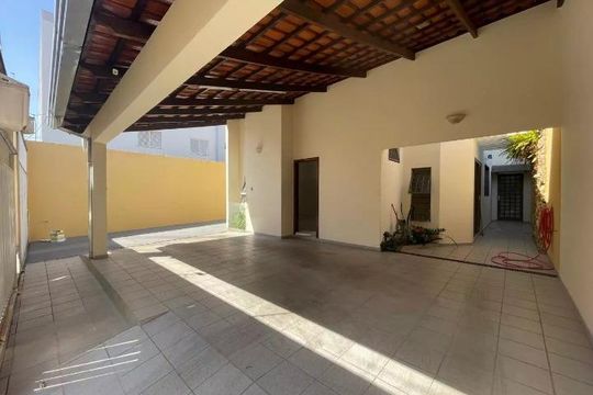 Casa para alugar com 5 quartos, 220m² em Santa Mônica, Uberlândia