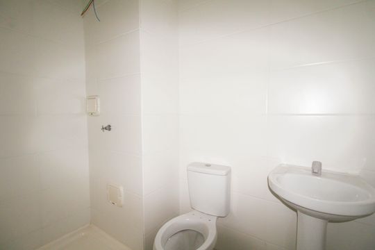 Banheiro de apartamento para alugar com 2 quartos, 48m² em Jardim Betânia, Cachoeirinha