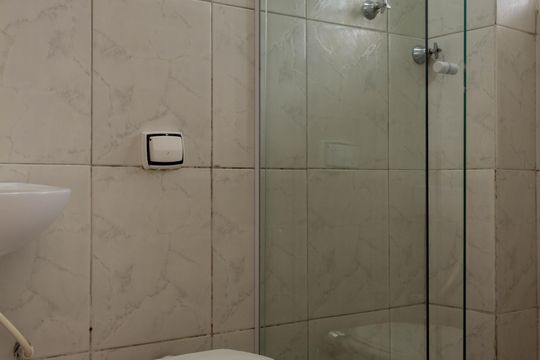 Banheiro de kitnet/studio para alugar com 1 quarto, 38m² em Centro, São Bernardo do Campo