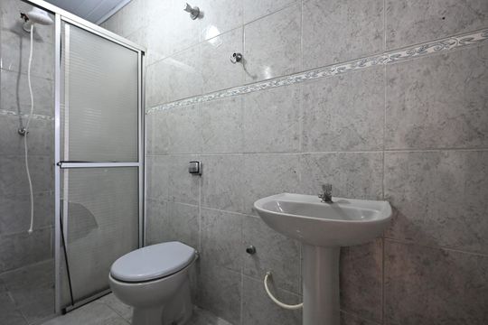 Banheiro da Suíte da Edícula de casa à venda com 4 quartos, 280m² em Jardim Umarizal, São Paulo
