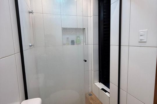 Banheiro de apartamento à venda com 1 quarto, 48m² em Jardim Dona Leopoldina, Porto Alegre
