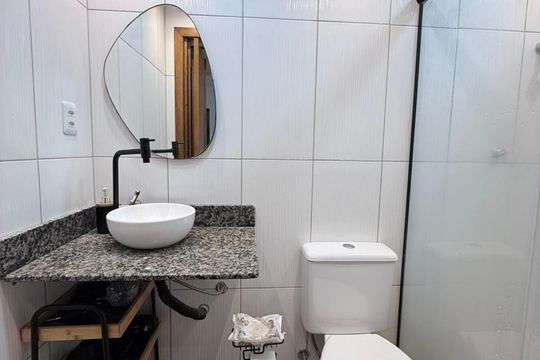 Banheiro de apartamento à venda com 1 quarto, 48m² em Jardim Dona Leopoldina, Porto Alegre