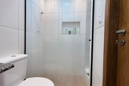 Banheiro de apartamento à venda com 1 quarto, 48m² em Jardim Dona Leopoldina, Porto Alegre