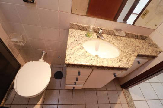 Banheiro social  de apartamento para alugar com 3 quartos, 91m² em Presidente Medici, Ribeirão Preto