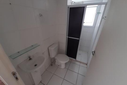 Banheiro de apartamento para alugar com 2 quartos, 45m² em Jundiapeba, Mogi das Cruzes