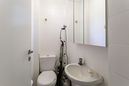 Banheiro de serviço de apartamento para alugar com 3 quartos, 74m² em Vila Olímpia, São Paulo