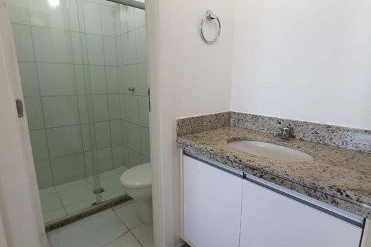 Banheiro de apartamento para alugar com 1 quarto, 42m² em Jardim Armação, Salvador