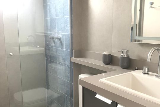 Banheiro de apartamento à venda com 2 quartos, 90m² em Cerqueira César, São Paulo