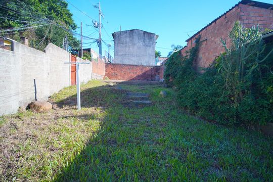 Quintal de casa à venda com 3 quartos, 325m² em Vila Jardim, Porto Alegre