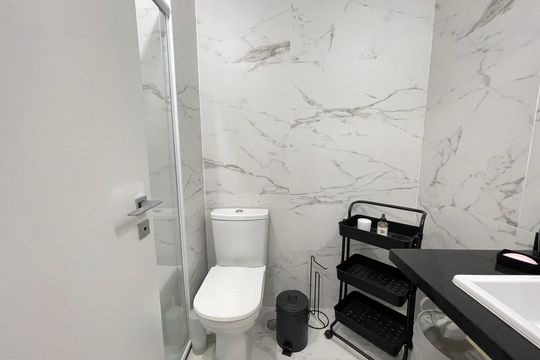 Banheiro de kitnet/studio para alugar com 1 quarto, 29m² em Butantã, São Paulo