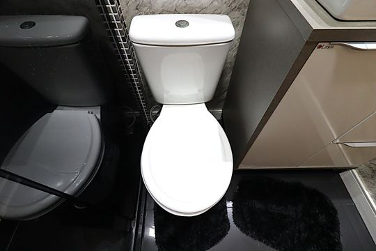 Banheiro  de apartamento à venda com 2 quartos, 50m² em Morro Santana, Porto Alegre