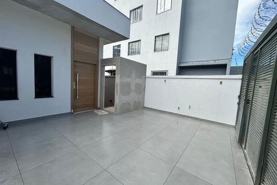 Área externa de casa à venda com 3 quartos, 200m² em Planalto, Belo Horizonte