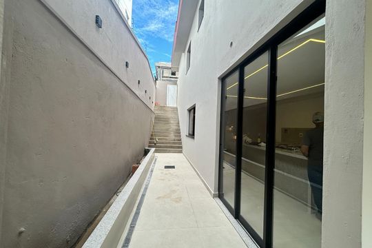 Área externa de casa à venda com 3 quartos, 200m² em Planalto, Belo Horizonte