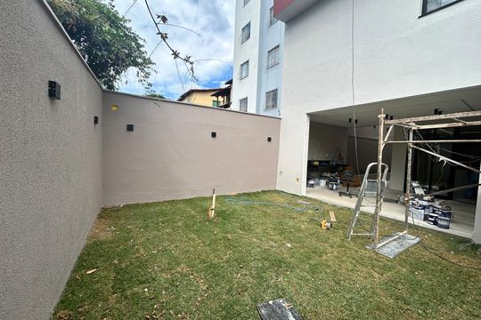 Área externa de casa à venda com 3 quartos, 200m² em Planalto, Belo Horizonte