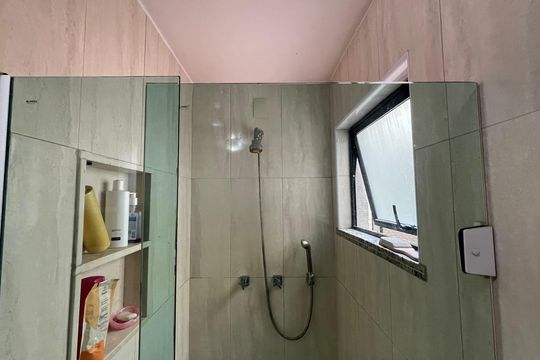 Banheiro de apartamento à venda com 2 quartos, 75m² em Praia da Bandeira, Rio de Janeiro