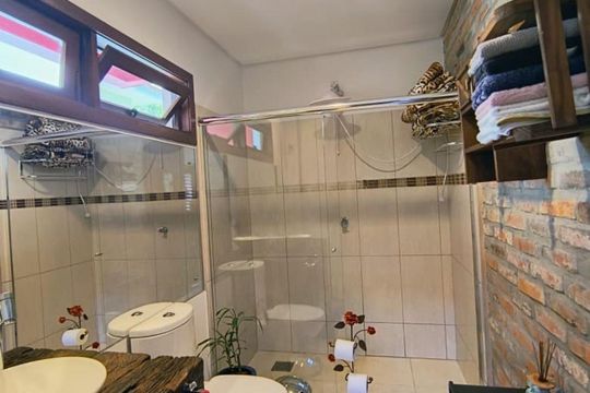 Banheiro 2 de casa de condomínio para alugar com 2 quartos, 290m² em Jansen, Gravataí