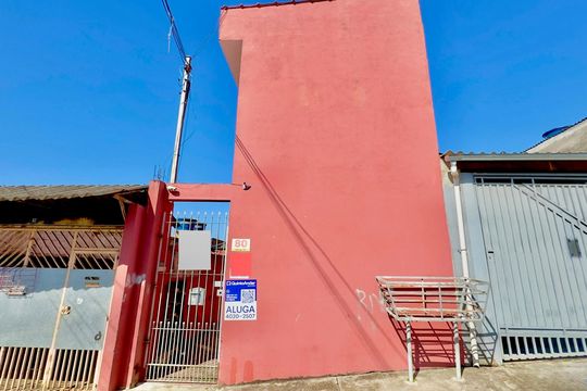 Placa instalada nas fachada do imóvel  de casa para alugar com 2 quartos, 55m² em Cidade Soberana, Guarulhos