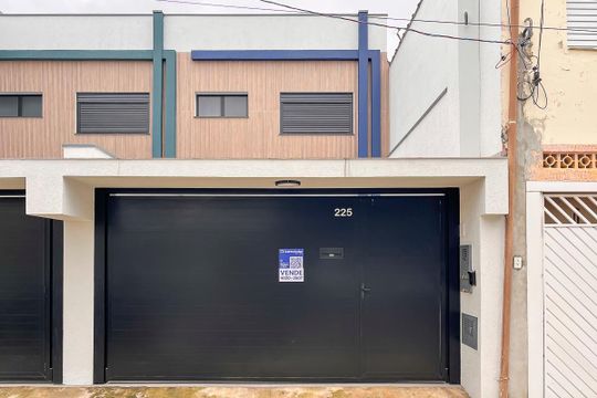Fachada + plaquinha de casa à venda com 3 quartos, 220m² em Prosperidade, São Caetano do Sul