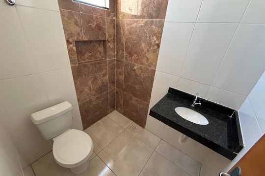 Banheiro de casa para alugar com 2 quartos, 73m² em Novo Mundo, Uberlândia