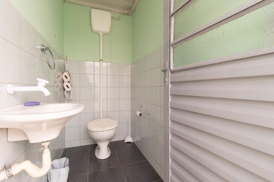 Banheiro de serviço de casa à venda com 3 quartos, 115m² em Parolin, Curitiba