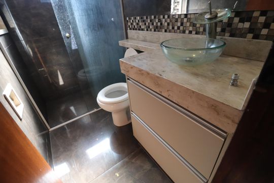 Banheiro Social de apartamento para alugar com 2 quartos, 58m² em Santa Mônica, Uberlândia