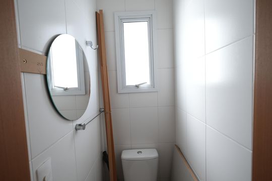 Banheiro de serviço de apartamento para alugar com 3 quartos, 130m² em Vila Scarpelli, Santo André