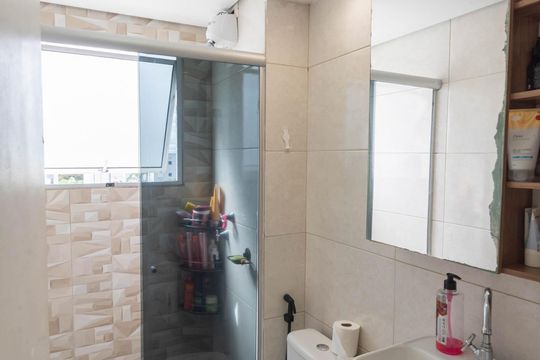 Banheiro de apartamento à venda com 2 quartos, 48m² em Parque Maria Helena, Campinas