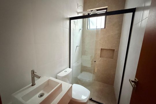 Banheiro social de kitnet/studio para alugar com 1 quarto, 29m² em Cascatinha, Juiz de Fora