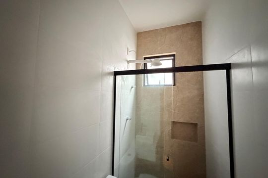 Banheiro social de kitnet/studio para alugar com 1 quarto, 29m² em Cascatinha, Juiz de Fora
