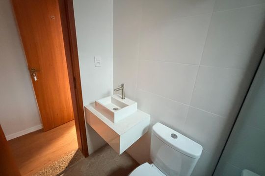 Banheiro social de kitnet/studio para alugar com 1 quarto, 29m² em Cascatinha, Juiz de Fora