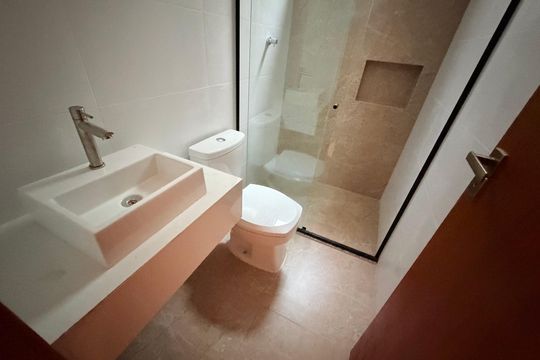 Banheiro social de kitnet/studio para alugar com 1 quarto, 29m² em Cascatinha, Juiz de Fora