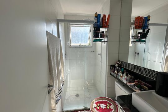 Banheiro de apartamento à venda com 2 quartos, 51m² em Centro, Barueri