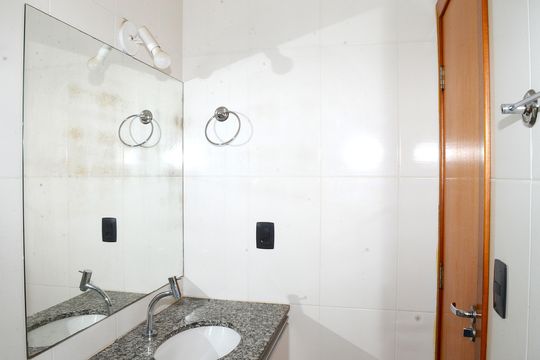 Banheiro da Suíte de apartamento à venda com 3 quartos, 80m² em Ana Lúcia, Belo Horizonte