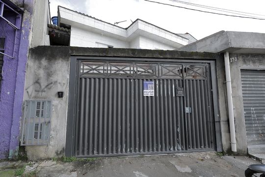 Fachada de casa para alugar com 2 quartos, 60m² em Jardim Santo André, Santo André