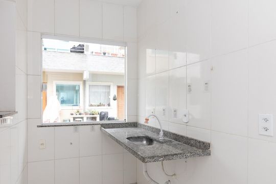 Cozinha e Área de Serviço de casa de condomínio para alugar com 2 quartos, 62m² em Bento Ribeiro, Rio de Janeiro