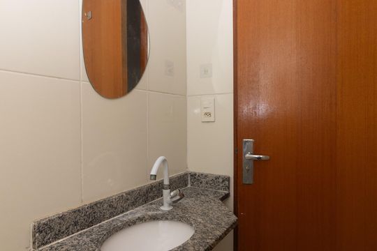 Banheiro de casa de condomínio para alugar com 2 quartos, 62m² em Bento Ribeiro, Rio de Janeiro